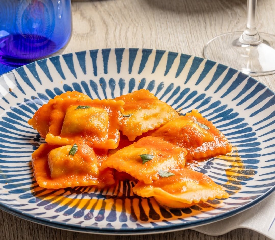 Ravioli in salsa di pomodoro e basilico