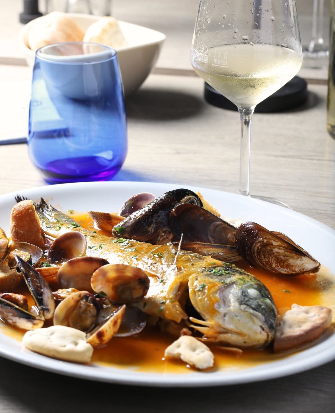 Filetto di mare in guazzetto di vongole