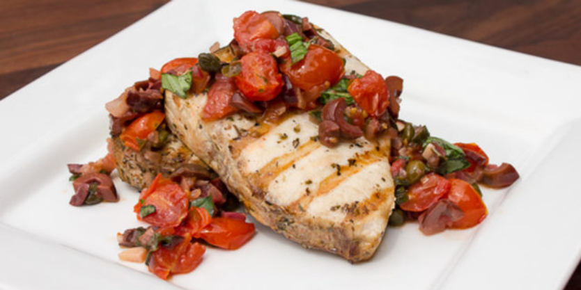 Pesce spada alla griglia con pomodori
